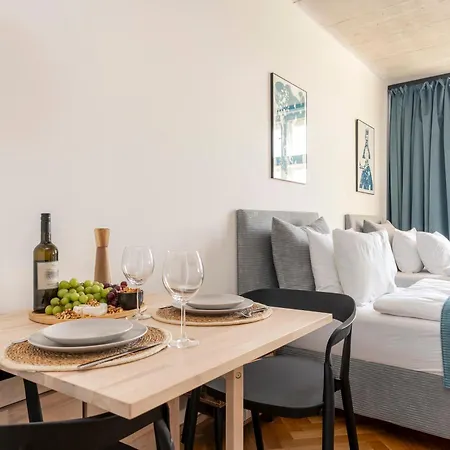 Visit Oomph Apartments Prague Exterior photo